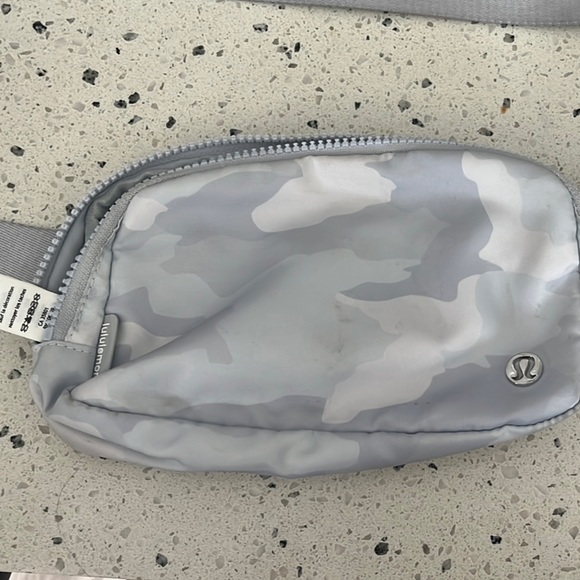 lululemon athletica Handbags - EUC Lululemon Athletica Everywhere Belt Bag 1L